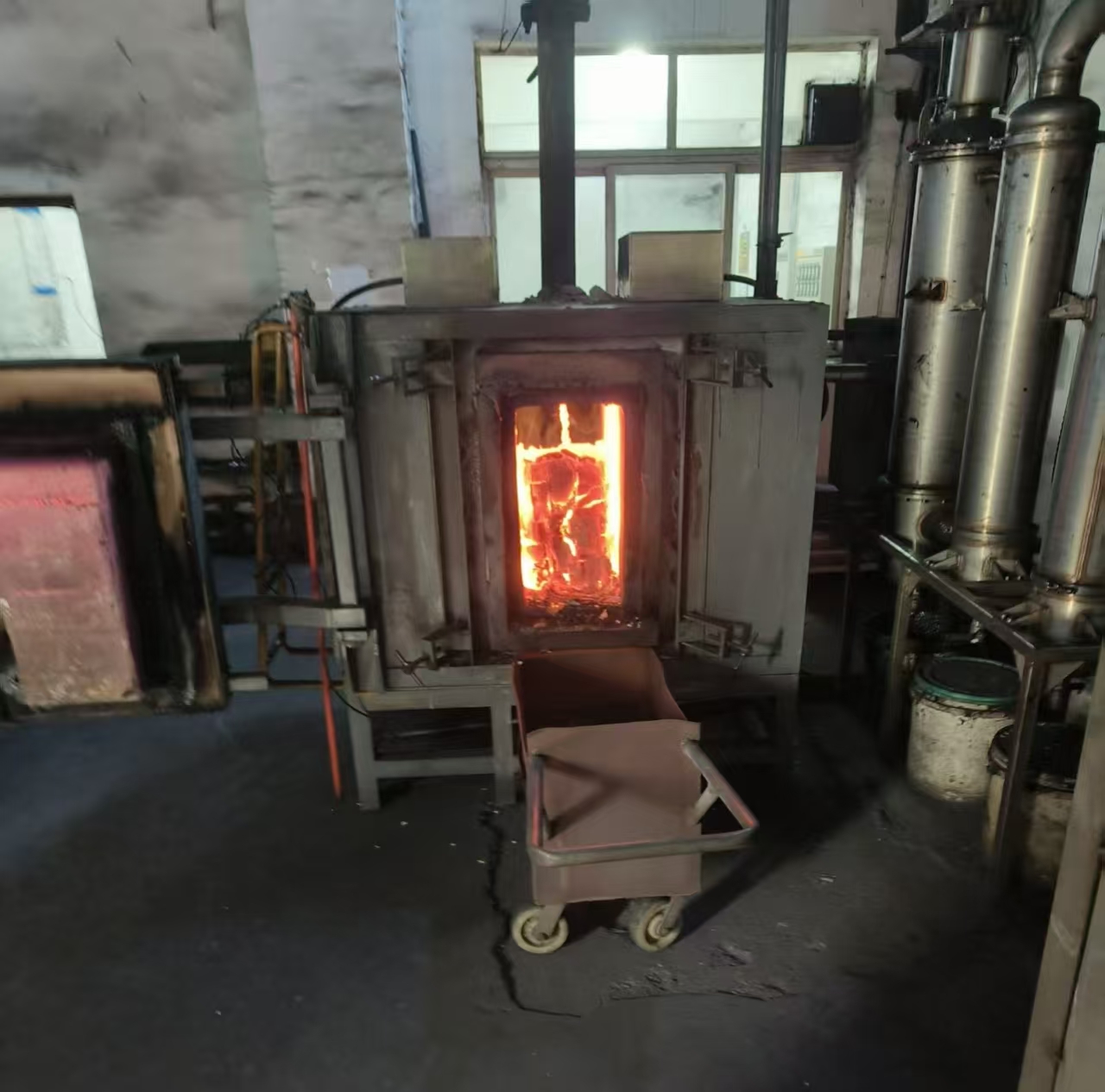 按照配煤方案進(jìn)行小焦?fàn)t實(shí)驗(yàn) 景焦能源公司莫韻攝.jpg