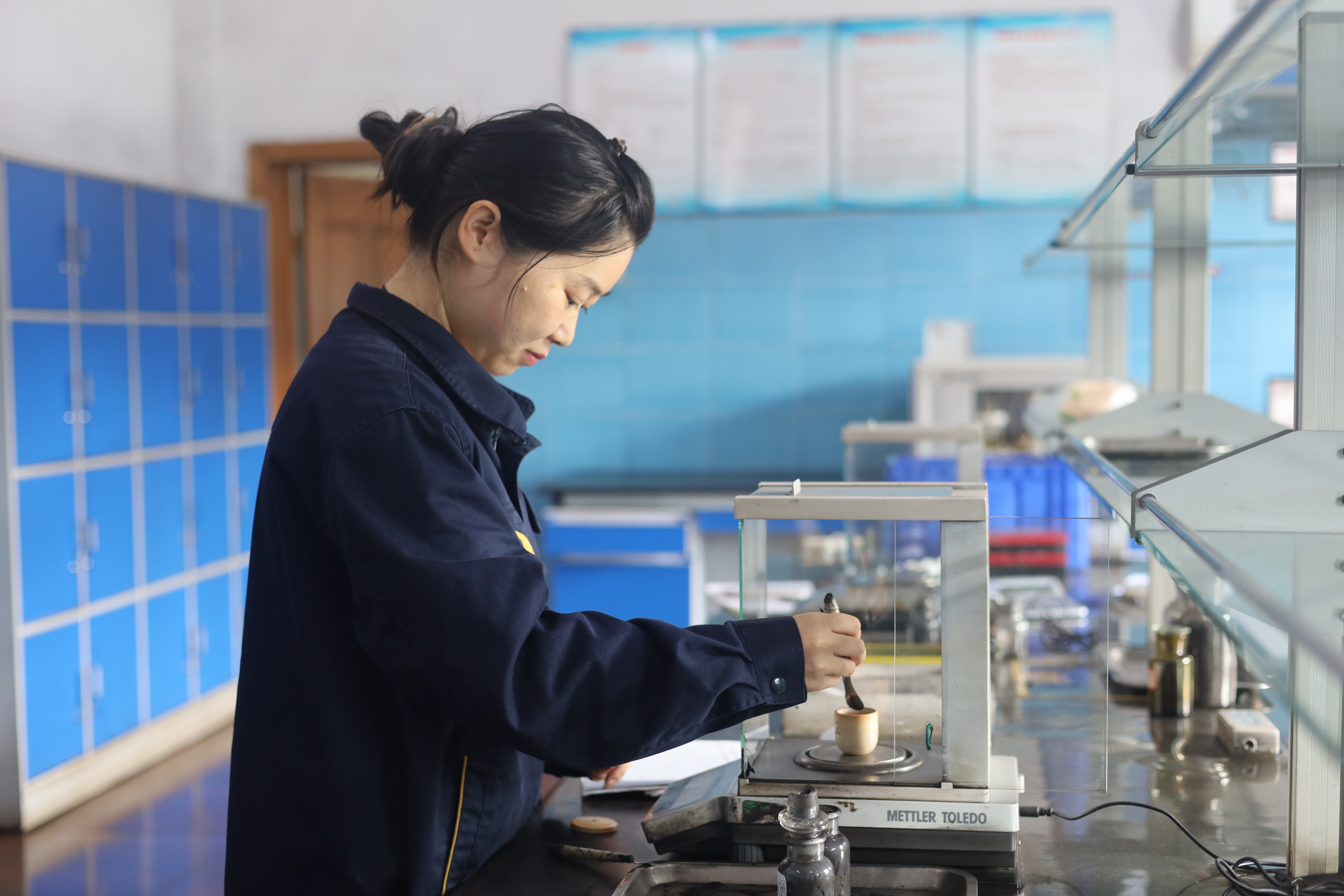 對(duì)煤進(jìn)行化驗(yàn)分析 (2) 景焦能源公司沈穎攝.JPG