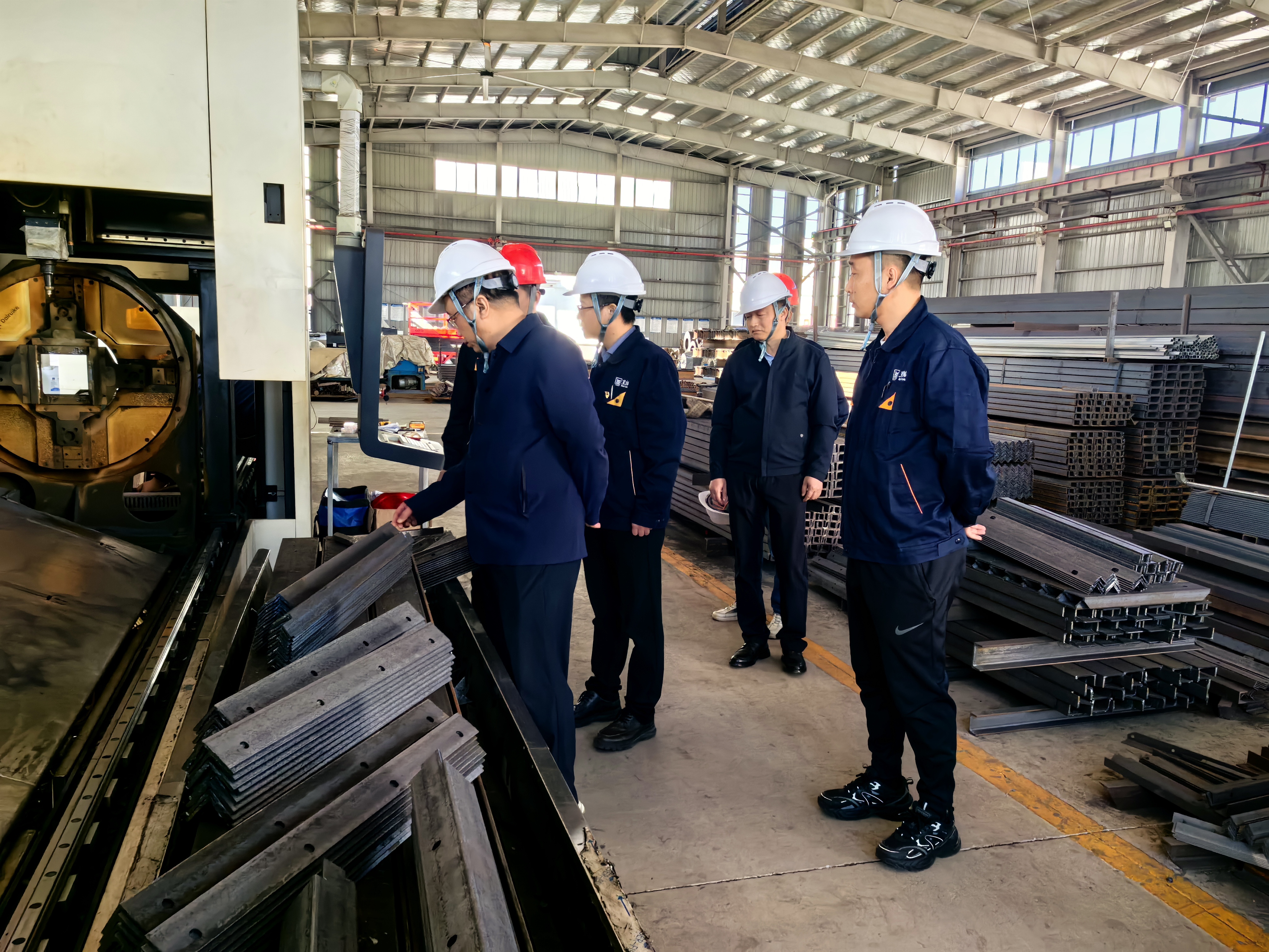 圖1 汪羽督導(dǎo)安全生產(chǎn)現(xiàn)場(chǎng).jpg