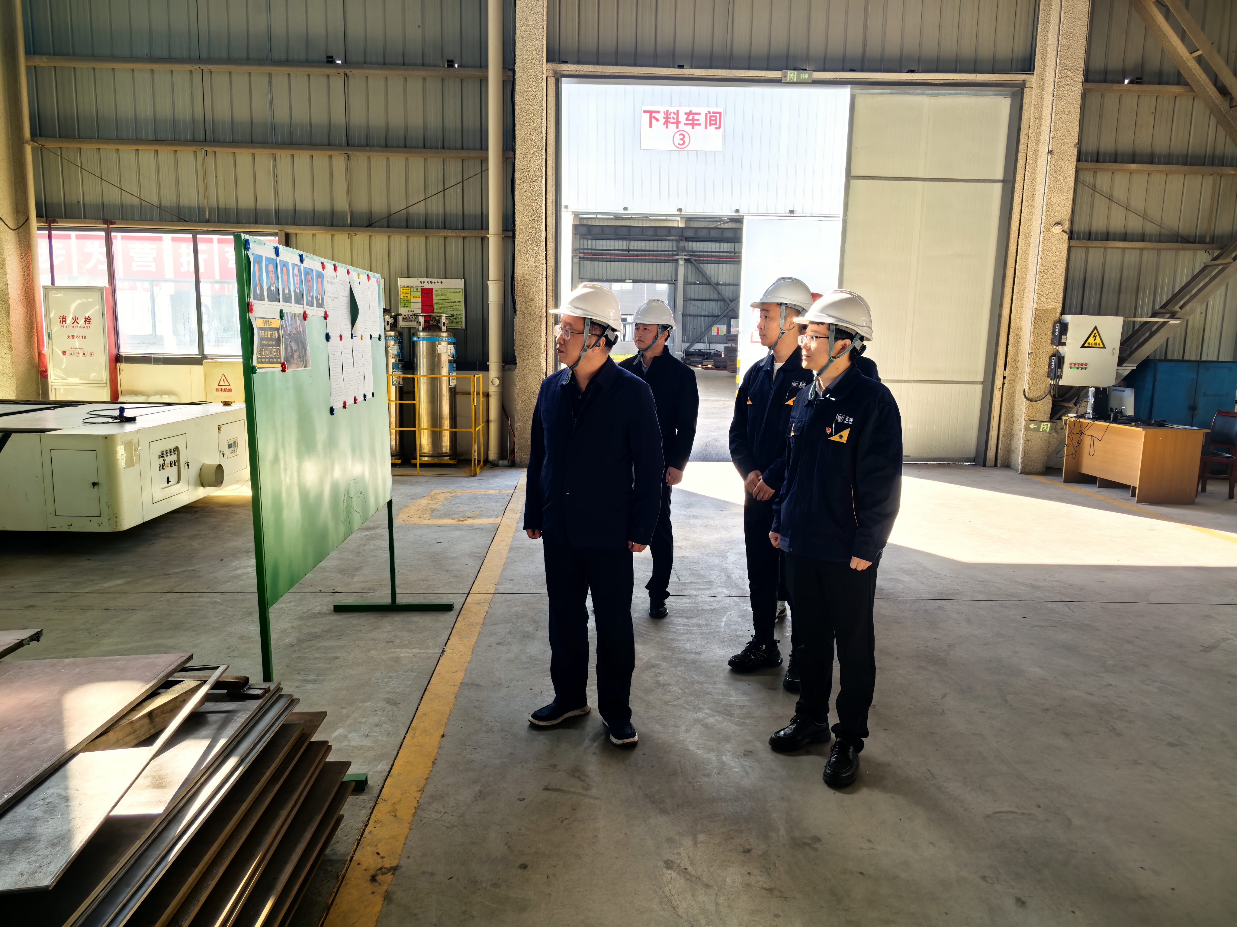 圖2 汪羽督導(dǎo)安全生產(chǎn)現(xiàn)場(chǎng).jpg