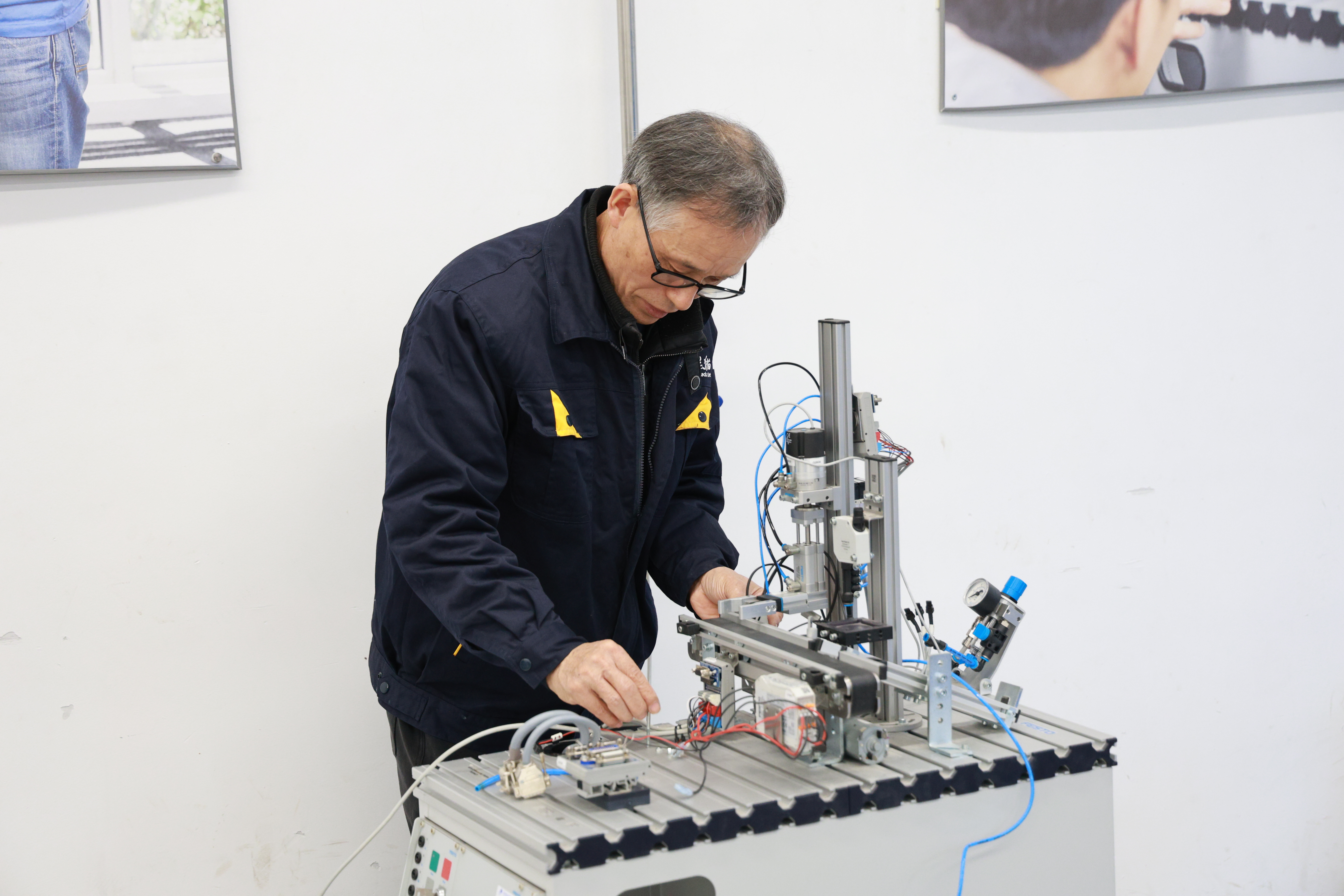 圖3 參賽選手認(rèn)真答題.jpg