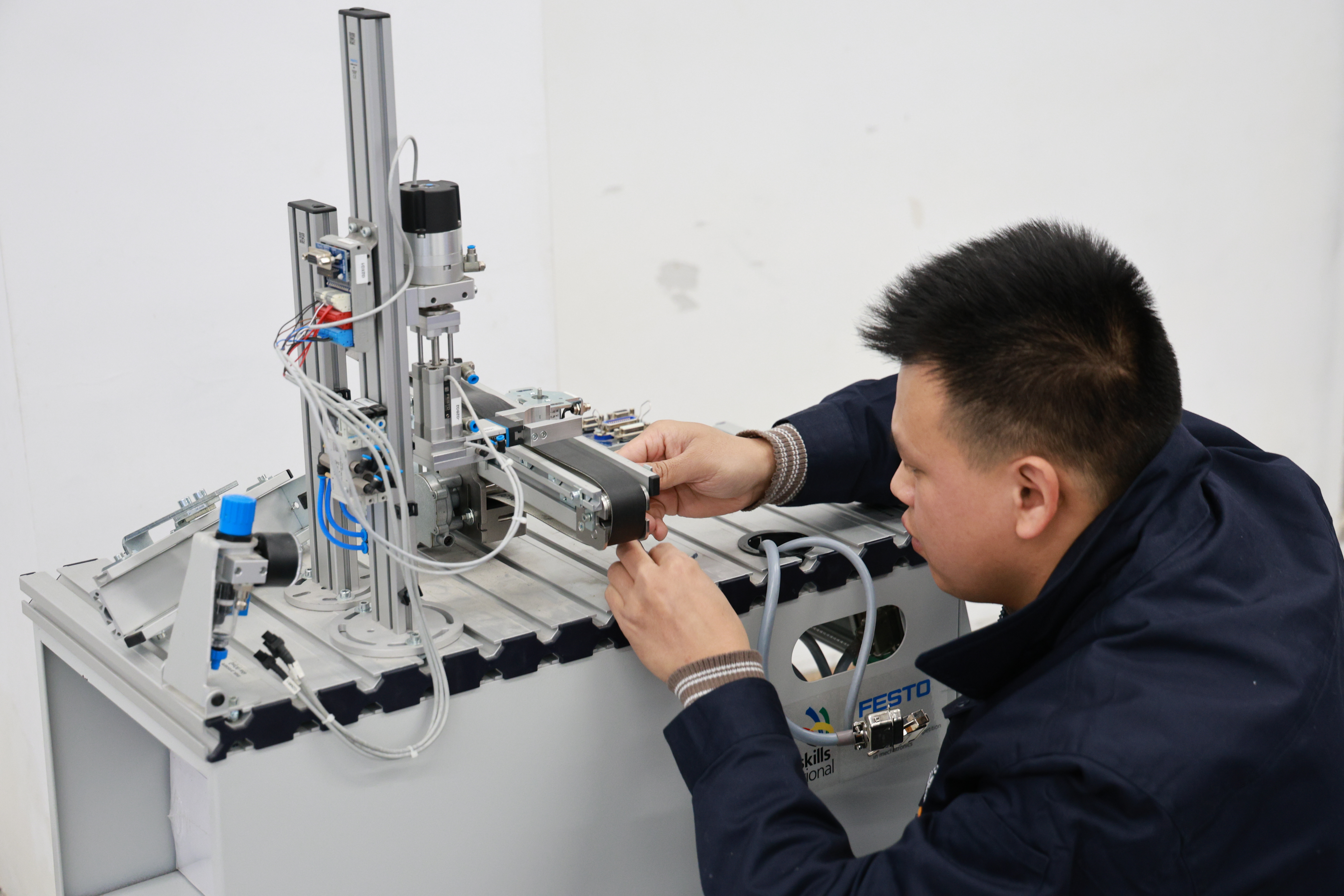 圖4 參賽選手認(rèn)真答題.jpg